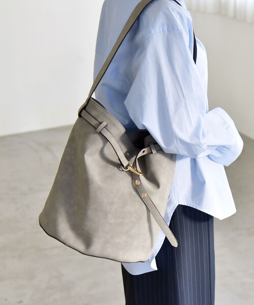 quaranciel（カランシエル）の「quaranciel: ワンハンドル ベルトデザイン トート バッグ（A4対応）（トートバッグ・レディース・ベージュ/グレー/ピンク・ONE SIZE）」の2枚目の写真