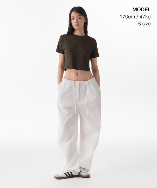 MUSINSA STANDARD WOMAN（ムシンサスタンダードウーマン）の「ウィメンズクルーネッククロップTシャツ[ダークブラウン]（Tシャツ/カットソー・レディース・その他・LARGE/MEDIUM/X-LARGE/SMALL/X-SMALL）」の2枚目の写真