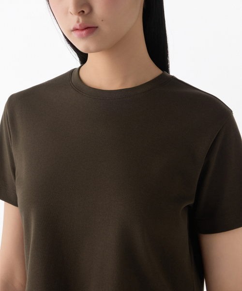 MUSINSA STANDARD WOMAN（ムシンサスタンダードウーマン）の「ウィメンズクルーネッククロップTシャツ[ダークブラウン]（Tシャツ/カットソー・レディース・その他・LARGE/MEDIUM/X-LARGE/SMALL/X-SMALL）」の4枚目の写真