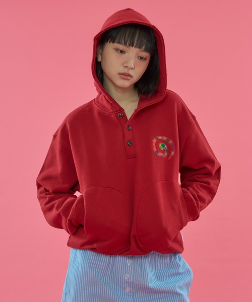 WISH FOR EVER（ウィッシュフォーエバー）の「【 4color / 3size 】SWEAT ONE POINT PATCHWORK HENRY HOODIE / ワンポイントパッチワークヘンリースウェットフーディ（パーカー・メンズ・ネイビー/レッド/ダークグリーン/グレー・MEDIUM/LARGE/SMALL）」の4枚目の写真