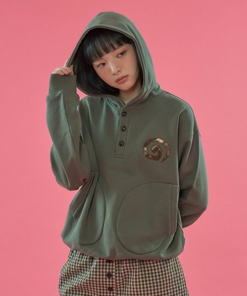 WISH FOR EVER（ウィッシュフォーエバー）の「【 4color / 3size 】SWEAT ONE POINT PATCHWORK HENRY HOODIE / ワンポイントパッチワークヘンリースウェットフーディ（パーカー・メンズ・ネイビー/レッド/ダークグリーン/グレー・MEDIUM/LARGE/SMALL）」の3枚目の写真