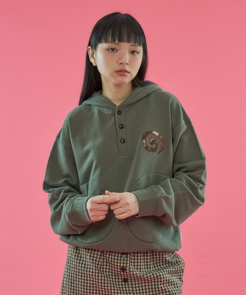 WISH FOR EVER（ウィッシュフォーエバー）の「【 4color / 3size 】SWEAT ONE POINT PATCHWORK HENRY HOODIE / ワンポイントパッチワークヘンリースウェットフーディ（パーカー・メンズ・ネイビー/レッド/ダークグリーン/グレー・MEDIUM/LARGE/SMALL）」の7枚目の写真