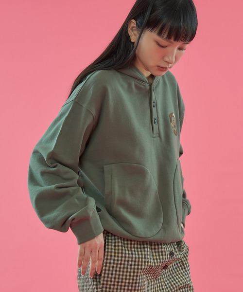 WISH FOR EVER（ウィッシュフォーエバー）の「【 4color / 3size 】SWEAT ONE POINT PATCHWORK HENRY HOODIE / ワンポイントパッチワークヘンリースウェットフーディ（パーカー・メンズ・ネイビー/レッド/ダークグリーン/グレー・MEDIUM/LARGE/SMALL）」の8枚目の写真