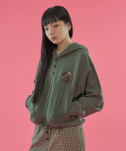 WISH FOR EVER（ウィッシュフォーエバー）の「【 4color / 3size 】SWEAT ONE POINT PATCHWORK HENRY HOODIE / ワンポイントパッチワークヘンリースウェットフーディ（パーカー・メンズ・ネイビー/レッド/ダークグリーン/グレー・MEDIUM/LARGE/SMALL）」の9枚目の写真