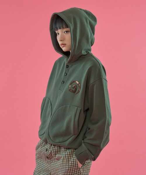 WISH FOR EVER（ウィッシュフォーエバー）の「【 4color / 3size 】SWEAT ONE POINT PATCHWORK HENRY HOODIE / ワンポイントパッチワークヘンリースウェットフーディ（パーカー・メンズ・ネイビー/レッド/ダークグリーン/グレー・MEDIUM/LARGE/SMALL）」の12枚目の写真