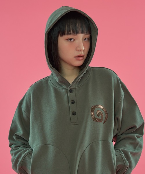 WISH FOR EVER（ウィッシュフォーエバー）の「【 4color / 3size 】SWEAT ONE POINT PATCHWORK HENRY HOODIE / ワンポイントパッチワークヘンリースウェットフーディ（パーカー・メンズ・ネイビー/レッド/ダークグリーン/グレー・MEDIUM/LARGE/SMALL）」の14枚目の写真
