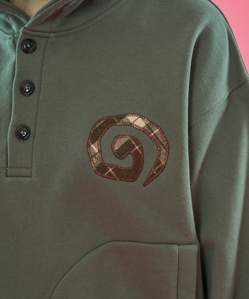 WISH FOR EVER（ウィッシュフォーエバー）の「【 4color / 3size 】SWEAT ONE POINT PATCHWORK HENRY HOODIE / ワンポイントパッチワークヘンリースウェットフーディ（パーカー・メンズ・ネイビー/レッド/ダークグリーン/グレー・MEDIUM/LARGE/SMALL）」の15枚目の写真