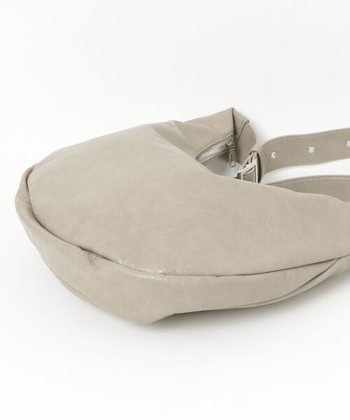 TITTY&CO.(ティティーアンドコー)の「ベルトショルダーホーボーバッグ(ショルダーバッグ・レディース・ピンク/ベージュ/アイボリー・FREE)」の6枚目の写真