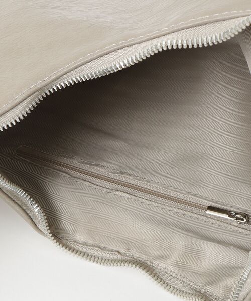 TITTY&CO.(ティティーアンドコー)の「ベルトショルダーホーボーバッグ(ショルダーバッグ・レディース・ピンク/ベージュ/アイボリー・FREE)」の7枚目の写真