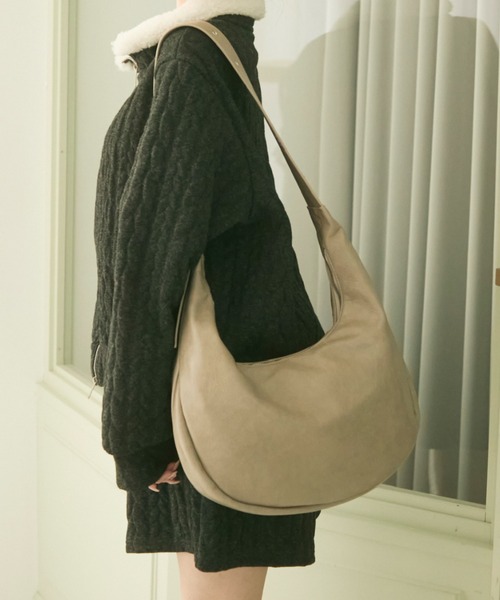 TITTY&CO.(ティティーアンドコー)の「ベルトショルダーホーボーバッグ(ショルダーバッグ・レディース・ピンク/ベージュ/アイボリー・FREE)」の2枚目の写真