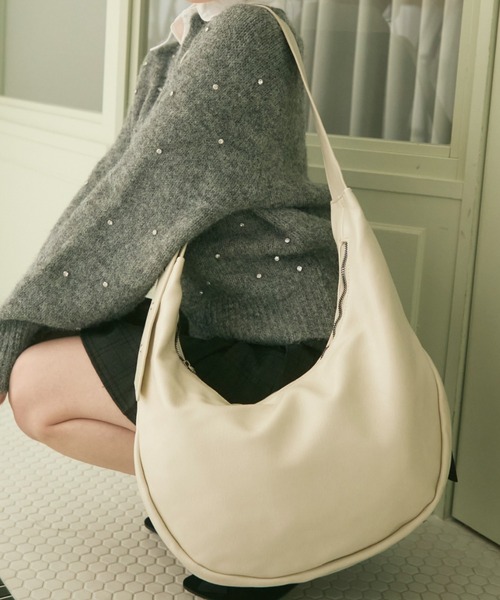 TITTY&CO.(ティティーアンドコー)の「ベルトショルダーホーボーバッグ(ショルダーバッグ・レディース・ピンク/ベージュ/アイボリー・FREE)」の1枚目の写真