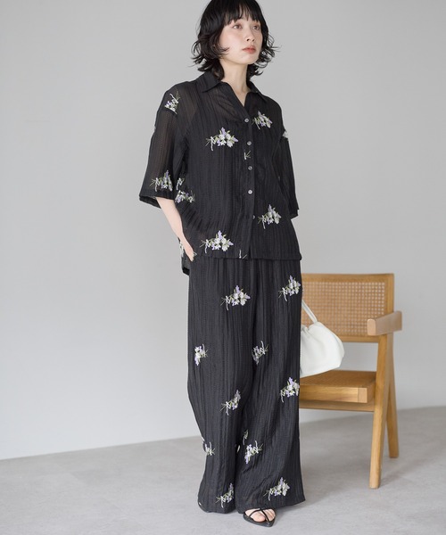 SOTT(ソット)の「花刺繍スキッパーシャツ(シャツ/ブラウス・レディース・オフホワイト/ブラック・FREE)」の2枚目の写真