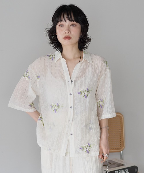 SOTT(ソット)の「花刺繍スキッパーシャツ(シャツ/ブラウス・レディース・オフホワイト/ブラック・FREE)」の3枚目の写真
