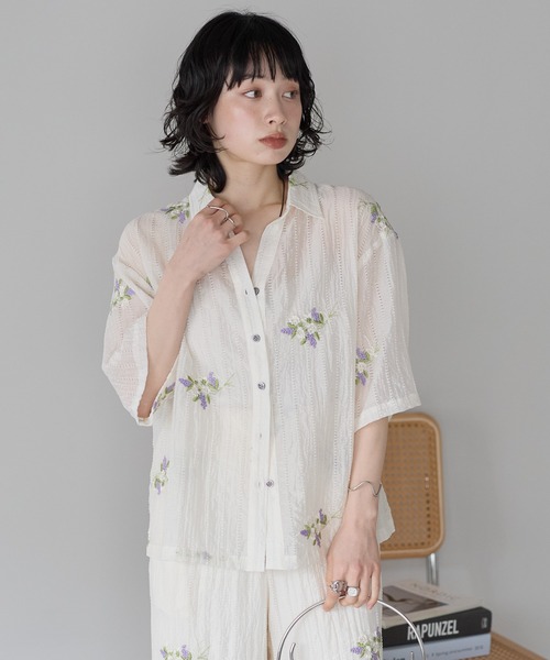 SOTT(ソット)の「花刺繍スキッパーシャツ(シャツ/ブラウス・レディース・オフホワイト/ブラック・FREE)」の4枚目の写真