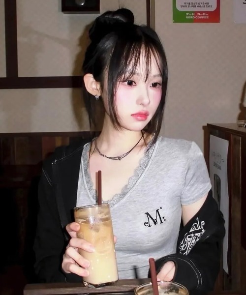 MUCENT（ムセント）の「◇MUCENT◇ブランド直輸入正規品/SUNNIOR LACE V-NECK HALF T サニアレースVネック半袖Tシャツ（Tシャツ/カットソー・レディース・アイボリー/ブラック/グレー・FREE）」の6枚目の写真