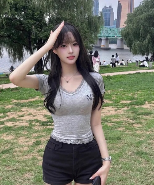 MUCENT（ムセント）の「◇MUCENT◇ブランド直輸入正規品/SUNNIOR LACE V-NECK HALF T サニアレースVネック半袖Tシャツ（Tシャツ/カットソー・レディース・アイボリー/ブラック/グレー・FREE）」の5枚目の写真