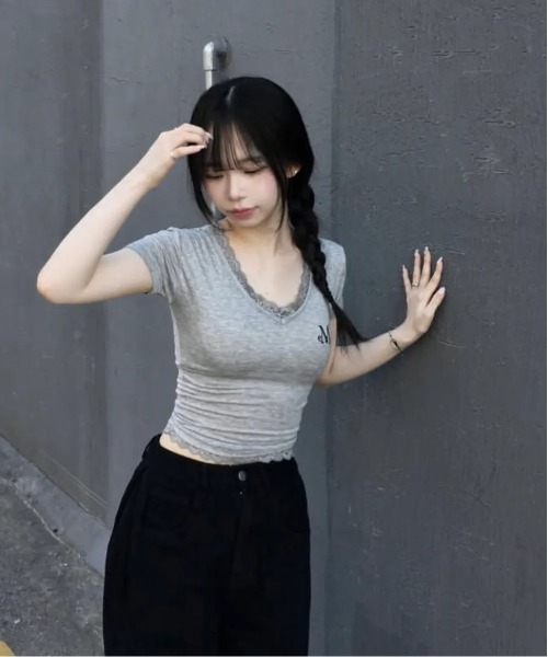 MUCENT（ムセント）の「◇MUCENT◇ブランド直輸入正規品/SUNNIOR LACE V-NECK HALF T サニアレースVネック半袖Tシャツ（Tシャツ/カットソー・レディース・アイボリー/ブラック/グレー・FREE）」の7枚目の写真