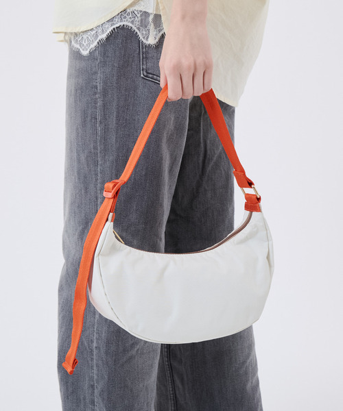 LeSportsac（レスポートサック）の「MED HAMMOCK ADJ BAG メレンゲ/マンダリンウェビング（ショルダーバッグ・レディース・ホワイト・FREE）」の2枚目の写真