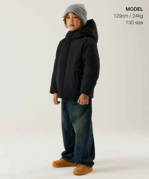 MUSINSA STANDARD KIDS（ムシンサスタンダードキッズ）の「デイリープファー ミニマル フード付きショートパディングジャケット [ブラック]（ブルゾン・レディース・その他・100/110/120/130/140/150/160）」の2枚目の写真