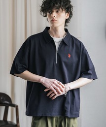 U.S. POLO ASSN.（ユーエスポロアッスン）の「新色追加 U.S. POLO ASSN. 別注コラボオーバーサイズワンポイントロゴ刺繍天竺半袖ハーフジップポロシャツ 無地 クレリック（ポロシャツ）」