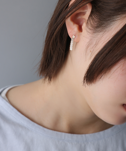 Lilas(リラ)の「《WEB限定》スクエアラインピアス K10(両耳)(ピアス(両耳用)・レディース・ゴールド・FREE)」の2枚目の写真