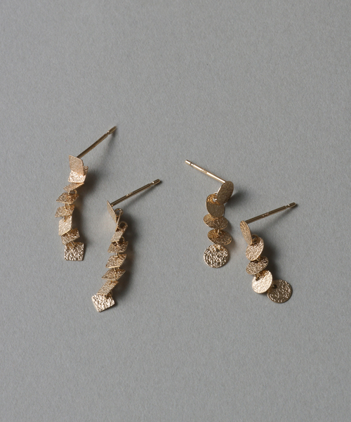 Lilas(リラ)の「《WEB限定》スクエアラインピアス K10(両耳)(ピアス(両耳用)・レディース・ゴールド・FREE)」の5枚目の写真