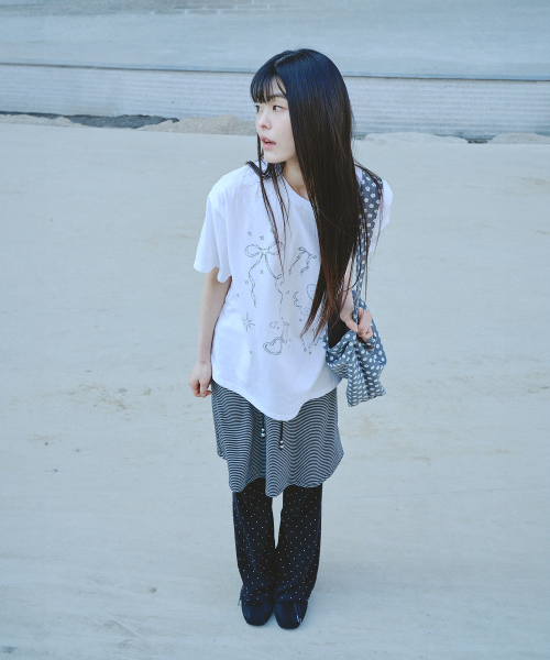 MIHEV(ミヘブ)の「ミユラブリー チャーム オーバーサイズ 半袖Tシャツ ホワイト(Tシャツ/カットソー・レディース・その他・FREE)」の2枚目の写真