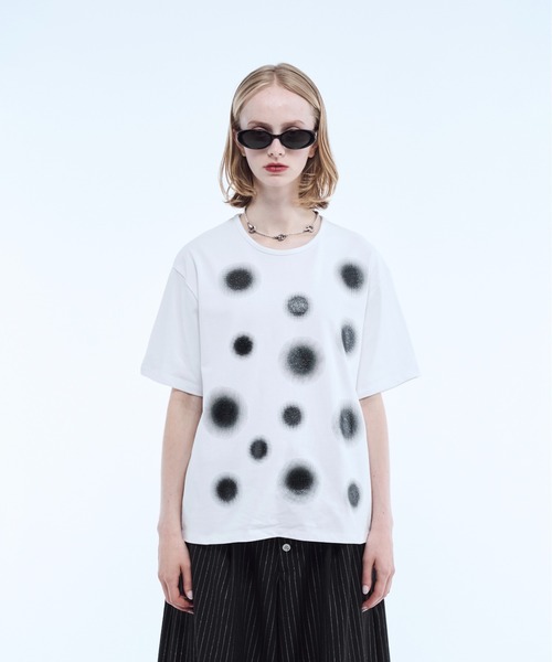 seyto(セイト)の「Gradation lame dot print graphic tee / グラデーションラメドットプリントグラフィックTシャツ(Tシャツ/カットソー・メンズ・ホワイト/ブラック/レッド・1/3/2)」の4枚目の写真