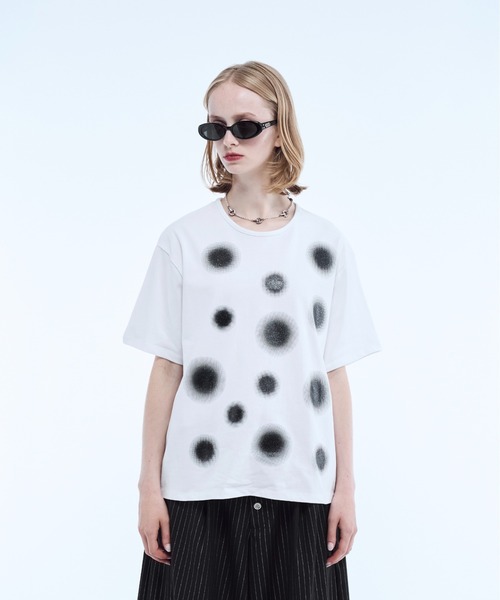seyto(セイト)の「Gradation lame dot print graphic tee / グラデーションラメドットプリントグラフィックTシャツ(Tシャツ/カットソー・メンズ・ホワイト/ブラック/レッド・1/3/2)」の5枚目の写真