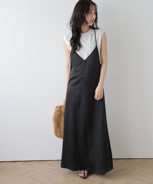 AMELY(エミリー)の「サテンライクキャミソールワンピース(ワンピース・レディース・ベージュ/ブラック/ブルー・フリー)」の2枚目の写真