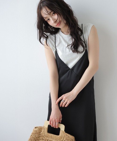 AMELY(エミリー)の「サテンライクキャミソールワンピース(ワンピース・レディース・ベージュ/ブラック/ブルー・フリー)」の4枚目の写真