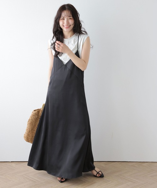 AMELY(エミリー)の「サテンライクキャミソールワンピース(ワンピース・レディース・ベージュ/ブラック/ブルー・フリー)」の5枚目の写真