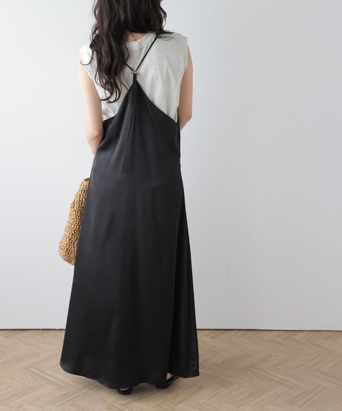 AMELY(エミリー)の「サテンライクキャミソールワンピース(ワンピース・レディース・ベージュ/ブラック/ブルー・フリー)」の6枚目の写真