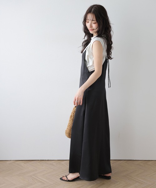 AMELY(エミリー)の「サテンライクキャミソールワンピース(ワンピース・レディース・ベージュ/ブラック/ブルー・フリー)」の7枚目の写真