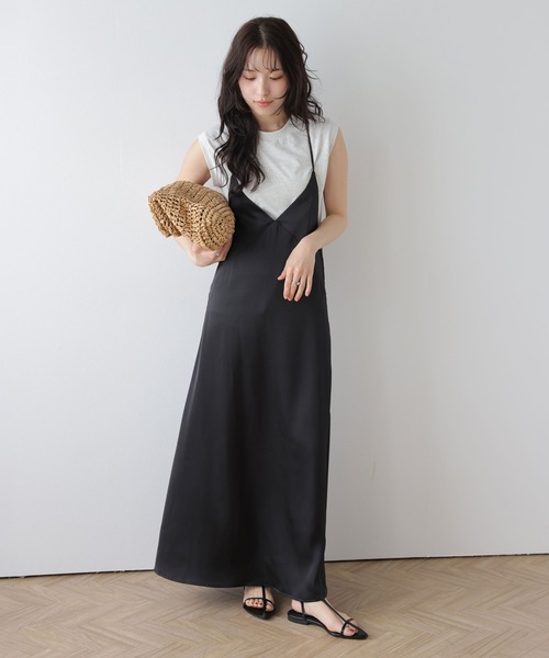 AMELY(エミリー)の「サテンライクキャミソールワンピース(ワンピース・レディース・ベージュ/ブラック/ブルー・フリー)」の8枚目の写真