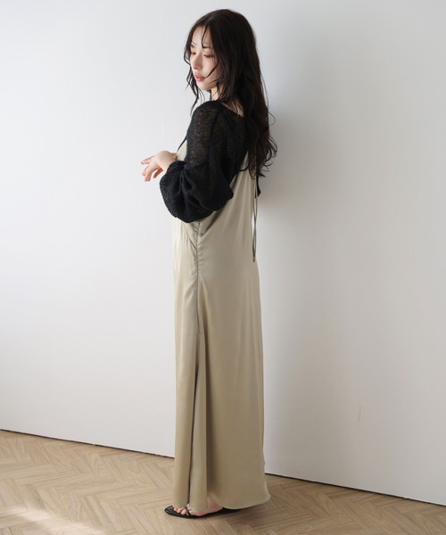 AMELY(エミリー)の「サテンライクキャミソールワンピース(ワンピース・レディース・ベージュ/ブラック/ブルー・フリー)」の10枚目の写真