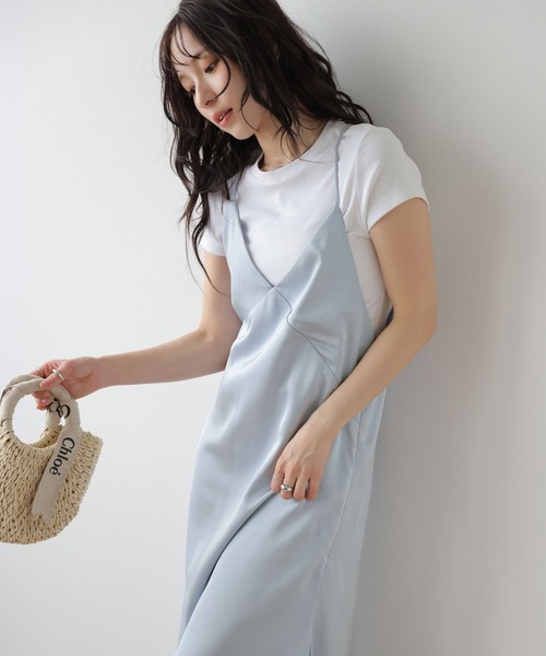 AMELY(エミリー)の「サテンライクキャミソールワンピース(ワンピース・レディース・ベージュ/ブラック/ブルー・フリー)」の17枚目の写真