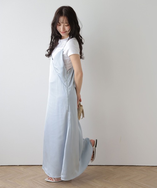 AMELY(エミリー)の「サテンライクキャミソールワンピース(ワンピース・レディース・ベージュ/ブラック/ブルー・フリー)」の20枚目の写真