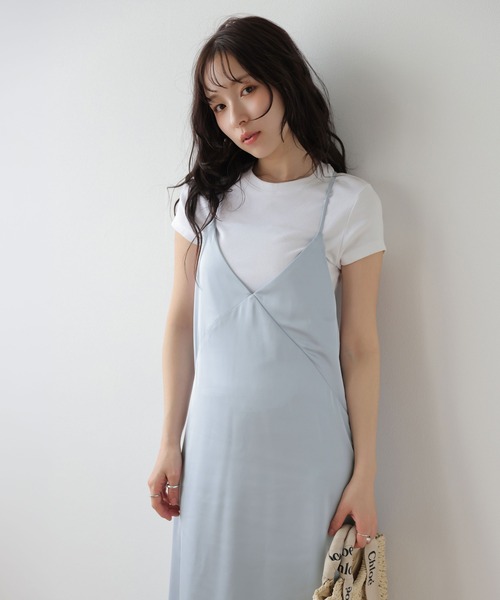 AMELY(エミリー)の「サテンライクキャミソールワンピース(ワンピース・レディース・ベージュ/ブラック/ブルー・フリー)」の21枚目の写真