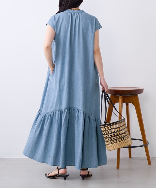 MICA&DEAL(マイカ&ディール)の「スキッパーデニムワンピース(ワンピース・レディース・ライトブルー・FREE)」の6枚目の写真