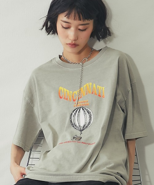 ANOTHER S(アナザーエス)の「ヴィンテージプリントオーバーサイズロンT(Tシャツ/カットソー・レディース・チャコールグレー/オレンジ/グレイッシュベージュ・M)」の2枚目の写真