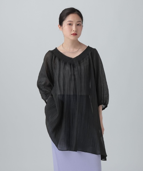 LEPSIM(レプシィム)の「ネックギャザーVチュニックSS 668078(シャツ/ブラウス・レディース・オフホワイト/チェリーレッド/ブラウン/ブラック・FREE)」の3枚目の写真