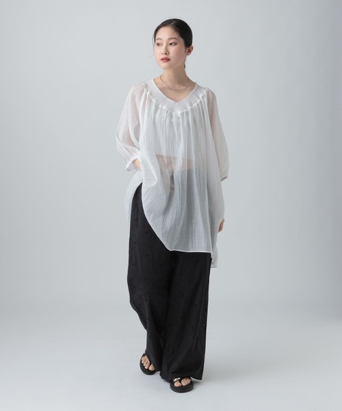 LEPSIM(レプシィム)の「ネックギャザーVチュニックSS 668078(シャツ/ブラウス・レディース・オフホワイト/チェリーレッド/ブラウン/ブラック・FREE)」の18枚目の写真