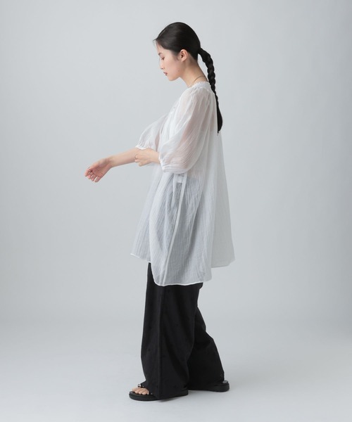 LEPSIM(レプシィム)の「ネックギャザーVチュニックSS 668078(シャツ/ブラウス・レディース・オフホワイト/チェリーレッド/ブラウン/ブラック・FREE)」の19枚目の写真