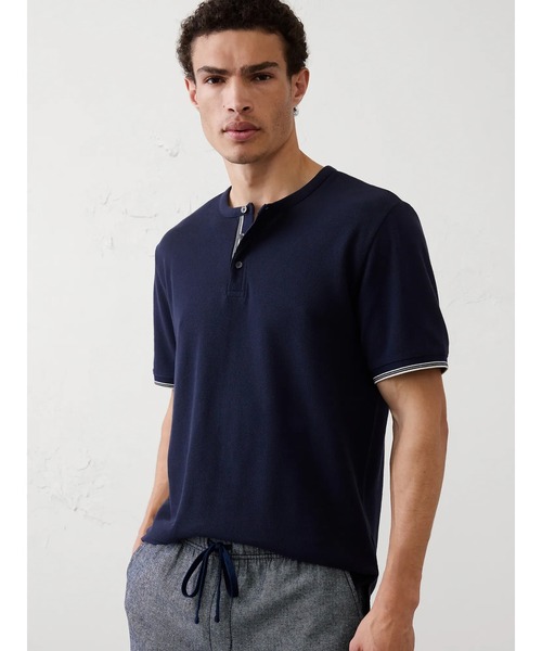 BANANA REPUBLIC FACTORY STORE(バナナリパブリック ファクトリーストア)の「BANANA REPUBLIC FACTORY STORE スタンダードフィット テクスチャード ティップド ヘンリーTシャツ(Tシャツ/カットソー・メンズ・アイボリー/ネイビー・XL/L/M/S)」の2枚目の写真