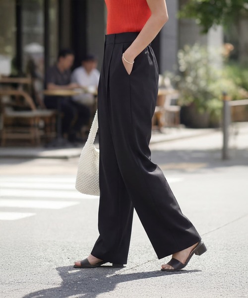 STYLE DELI(スタイルデリ)の「サラッと涼感ストレートタックパンツ73cm(スラックス・レディース・サンドグレー/ブラック・L/FREE)」の6枚目の写真