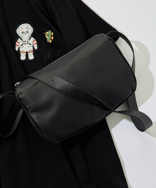 ear PAPILLONNER(イアパピヨネ)の「sampo×earコラボスワローマチショルダーバッグS《本革》(ショルダーバッグ・レディース・キャメル/ブラック・FREE)」の4枚目の写真