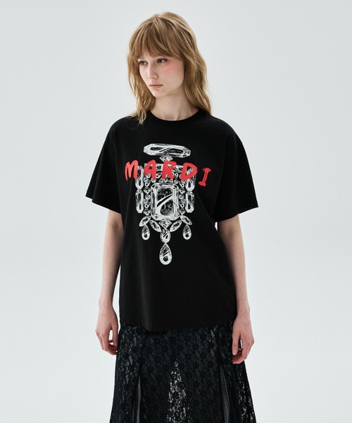 Mardi Mercredi（マルディメクルディ）の「TSHIRT BIJOU BRUSH LOGO MARDI / Tシャツ ビジュー ブラッシュ ロゴ マルディ（Tシャツ/カットソー・レディース・ブラック×レッド・FREE）」の2枚目の写真