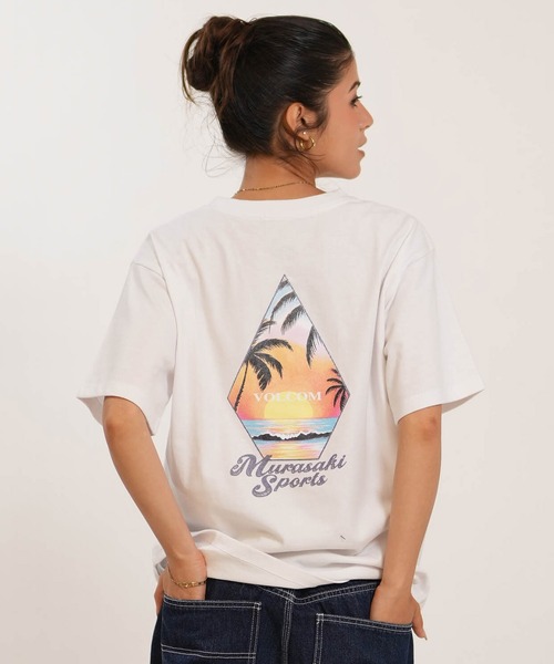 ムラサキスポーツ(ムラサキスポーツ)の「【ムラサキスポーツ限定】MURASAKI ムラサキ × VOLCOM ボルコム 半袖 コラボレーション Tシャツ BG05CU03(Tシャツ/カットソー・レディース・ホワイト/イエロー・M/L)」の1枚目の写真