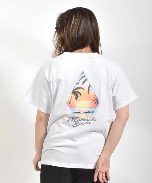 ムラサキスポーツ(ムラサキスポーツ)の「【ムラサキスポーツ限定】MURASAKI ムラサキ × VOLCOM ボルコム 半袖 コラボレーション Tシャツ BG05CU03(Tシャツ/カットソー・レディース・ホワイト/イエロー・M/L)」の4枚目の写真